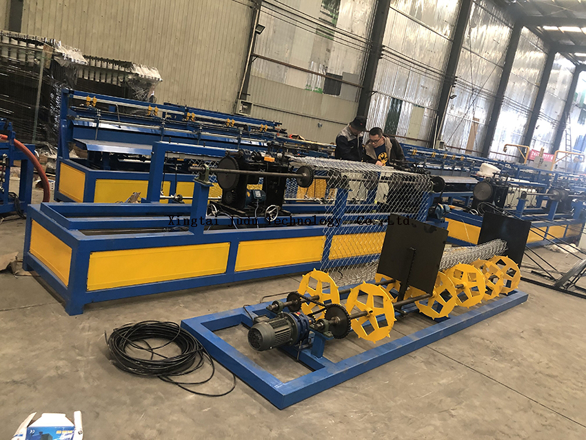 China manufacturer steel wire chain link fence making machine for sale
